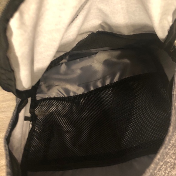 💕SOLD💕NWT Adidas classic zip up backpack💕SOLD💕 - Picture 2 of 4